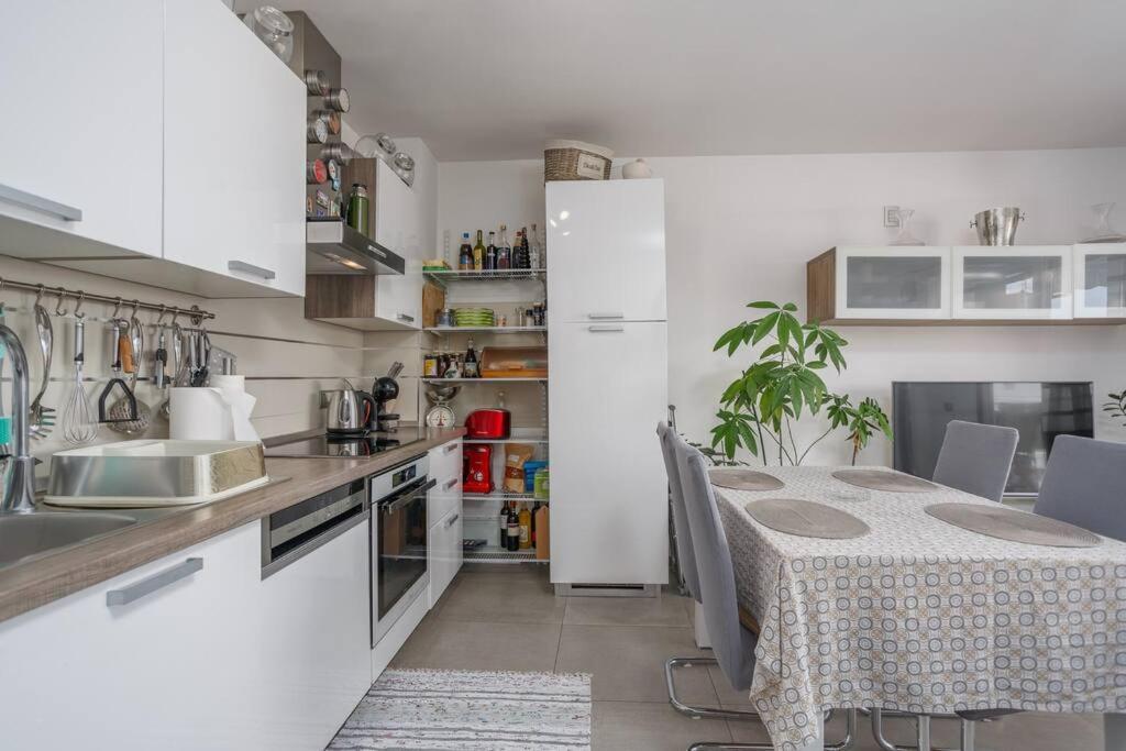Family Village Apartment Vrh  Bagian luar foto